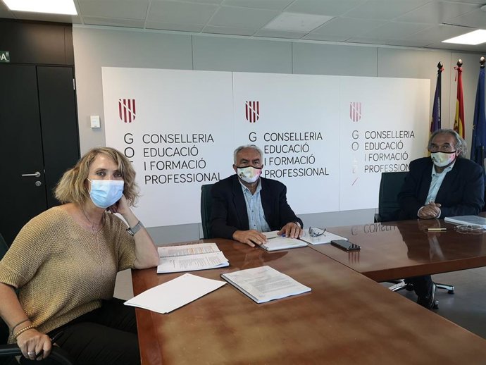 La vicepresidenta y portavoz parlamentaria del PI-Proposta per les Illes, Lina Pons; el secretario general de Educación, Tomeu Barceló, y el conseller de Educación y Formación Profesional, Martí March