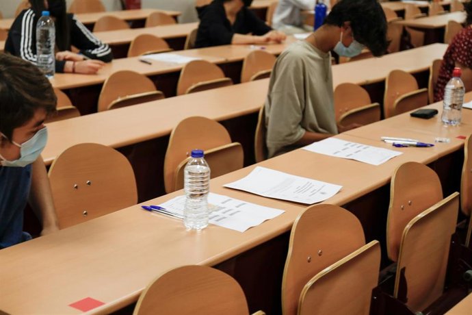 Un grupo de estudiantes durante la convocatoria extraordinaria de la Evaluación del Bachillerato para el Acceso a la Universidad (EBAU), a 6 de julio de 2021, en Madrid, (España). Un total de 6.213 alumnos se presentan a partir de este martes a la convo