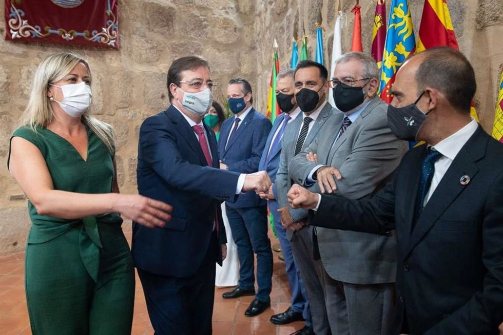 El presidente de las Cortes de C-LM, Pablo Bellido, recibido por el presidente de Extremadura, Guillermo Fernández Vara