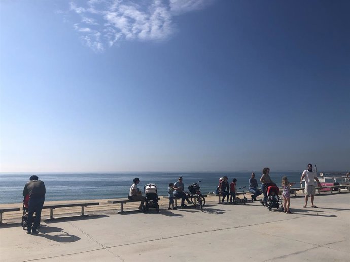 Archivo - Arxiu - Grups de famílies passegen prop d'una platja de Barcelona