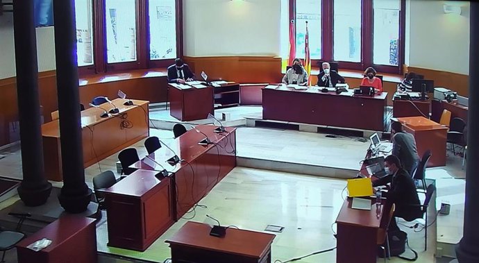 Archivo - Juicio a 13 estudiantes acusados de desórdenes y daños en una huelga estudiantil el 2 de marzo de 2017. Audiencia de Barcelona, el 3 de junio de 2021.