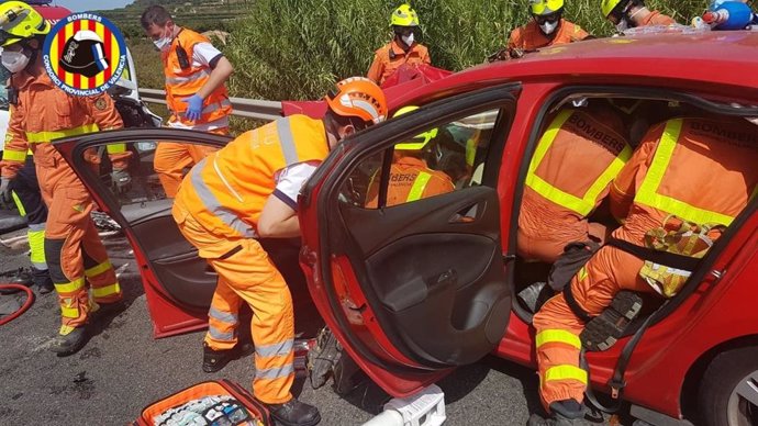 Bomberos trabajan para excarcelar a varias personas heridas tras una colisión frontal entre dos coches en Castelló de Rugat (Valencia)