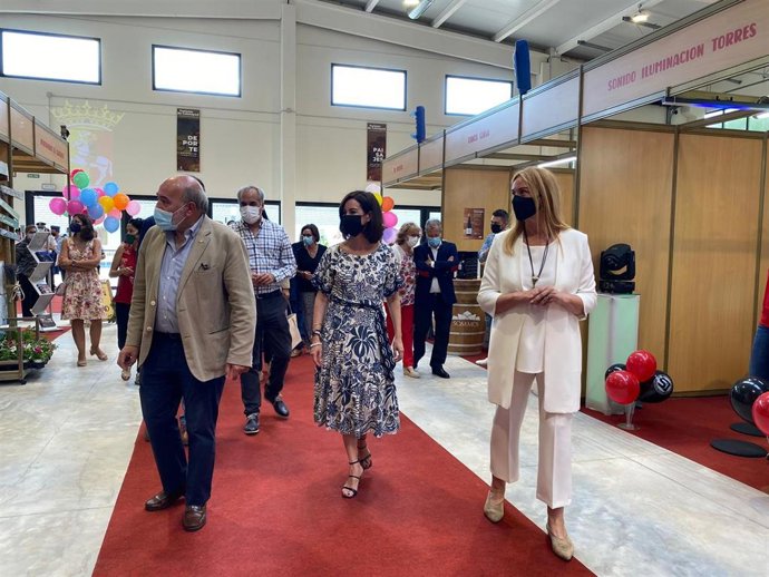 La vicepresidenta de la Diputación de Zaragoza, Teresa Ladrero, y el alcalde de Calatayud, José Manuel Aranda, inauguran la I Feria de Comercio Local en Calatayud.