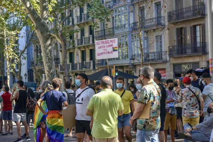 Concentración contra las agresiones LGTBIfóbicas en Jardinets de Grcia de Barcelona, el 9 de julio.