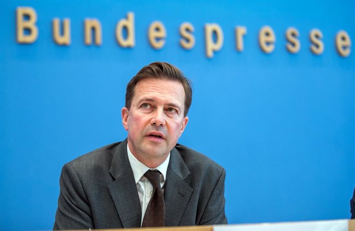 Archivo - FILED - 15 October 2018, Berlin: Steffen Seibert, Government spokesman, attends a press conference at the Federal Press Conference.  Seibert announced that his country will focus on controlling the coronavirus pandemic crisis during it's presi