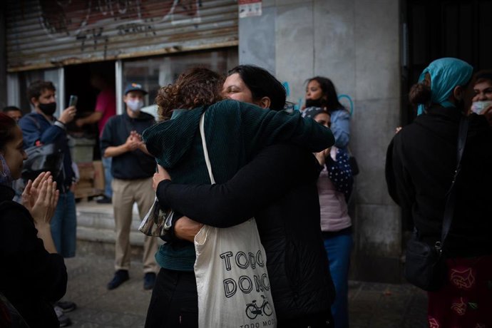 Archivo - Un miembro de una familia que iba a ser desahuciada en L'Hospitalet de Llobregat, en Barcelona (España). 