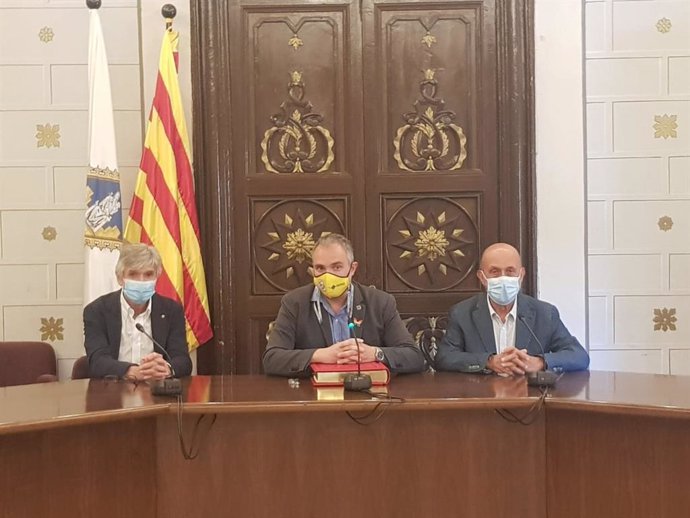 Josep Maria Argimon, Jordi Fbrega y Joan Martinez Benazet en el Ayuntamiento de La Seu d'Urgell (Lleida).