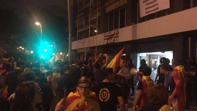 Archivo - Arxiu - Protesta davant Catalunya Rdio després de proclamar-se la República