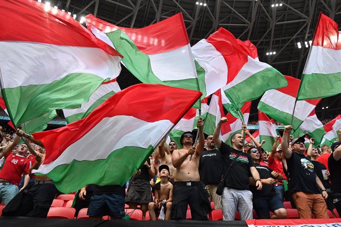 19 June 2021, Hungary, Budapest: Hungary fans cheer in teh stands prior to the start of the UEFA EURO 2020 Group F soccer match between Hungary and France at the Puskas Arena. Photo: Robert Michael/dpa-Zentralbild/dpa