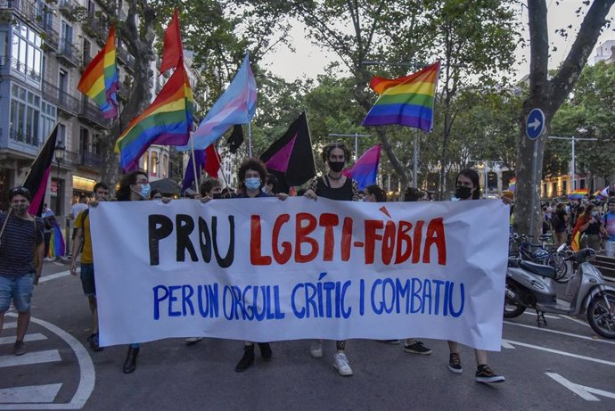 Jóvenes durante la concentración contra agresiones LGTB-fóbicas, a 9 de julio de 2021, en Barcelona.