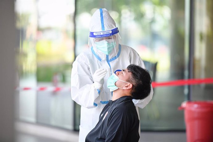 Trabajador sanitario de Thailandia realiza una prueba de detección de la COVID-19