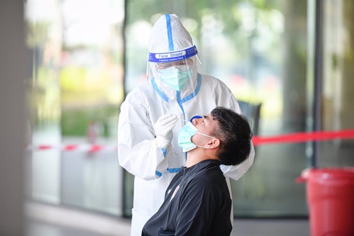 02 July 2021, Thailand, Buriram: A health worker wearing a protective suit collects a nasal swab sample from Ports' Worawut Namvech to test for coronavirus at Modena hotel. Photo: Amphol Thongmueangluang/SOPA Images via ZUMA Wire/dpa