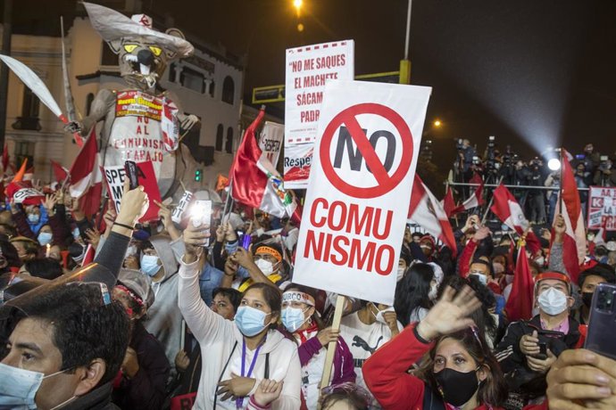 Seguidores y simpatizantes de la candidata presidencial de Perú por Fuerza Popular, Keiko Fujimori