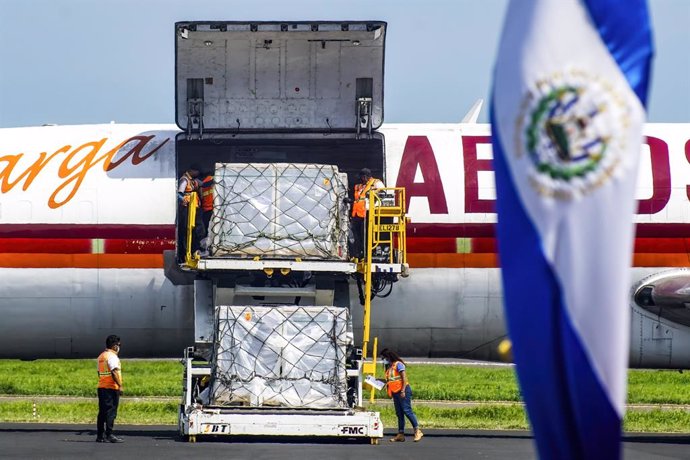 07 July 2021, El Salvador, San Luis Talpa: Workers unload packages containing vials of the Chinese produced CoronaVac COVID-19 vaccine. El Salvador received 1.5 million vaccine doses from China, as an aid to the country's vaccination process. Photo: Cam