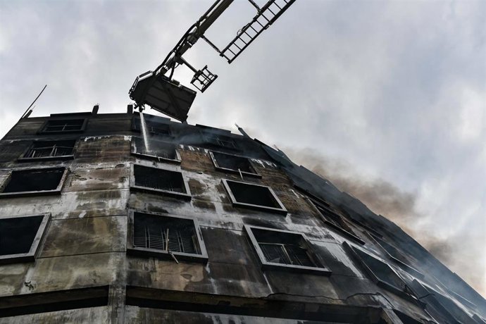 Edificio de la fábrica de procesamiento alimenticio que se ha incendiado en Bangladesh y a causa del cual han fallecido al menos 52 personas