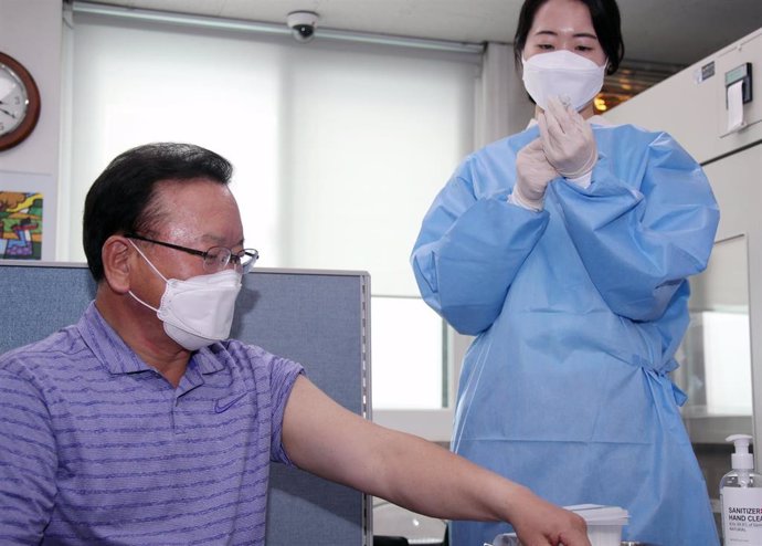Archivo - El primer ministro de Corea del Sur,  Kim Boo Kyum, recibe la vacuna contra el coronavirus 