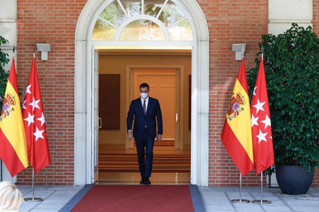 El presidente del Gobierno, Pedro Sánchez, acude a recibir a la presidenta de la Comunidad de Madrid, a 9 de julio de 2021, en el Palacio de la Moncloa, Madrid, (España). El encuentro, que se produce después de ser investida por segunda vez como máxima di