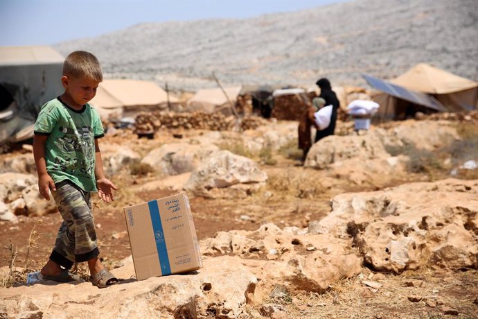 04 July 2021, Syria, Darat Izza: A child walks inside a camp for displaced persons in Darat Izza, northwest of Aleppo. Aid organisations have warned that an enormous humanitarian crisis would face those displaced but also the rest of the population in S