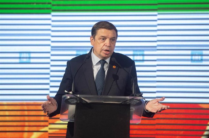 El ministro de Agricultura, Pesca y Alimentación, Luis Planas, interviene en la clausura de la IV edición del "Observatorio sobre el sector agroalimentario español en el contexto europeo", organizado por Cajamar, en el  Auditorio Casa del Lector de Mata