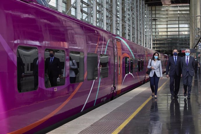 (I-D) La directora general de Renfe Viajeros, Sonia Araujo; el ministro de Transportes, Movilidad y Agenda Urbana, José Luis Ábalos, y el presidente de Renfe, Isaías Taboas, a su llegada a la presentación de los servicios comerciales de AVLO, en la Esta