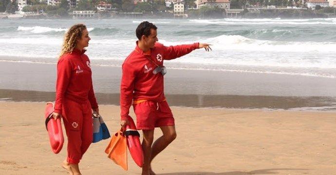 Socorristas de Cruz Roja Bizkaia vigilan en una playa.