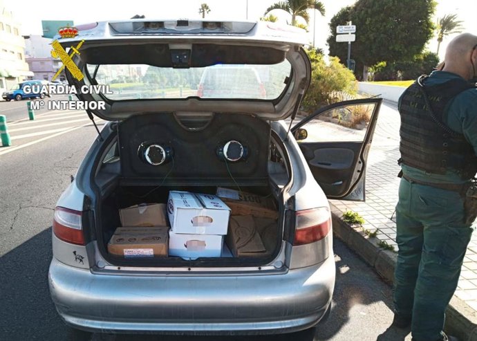 Imagen del vehículo interceptado por la Guardia Civil con los productos robados