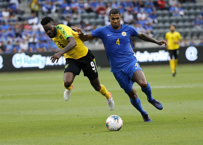 Archivo - 25 June 2019, US, Los Angeles: Curacao's Darryl Lachman (R) and Jamaica's Ricardo Morris battle for the ball during the 2019 CONCACAF Gold Cup group C soccer match between Jamaica and Curacao at Banc of California Stadium. Photo: Ringo Chiu/ZU