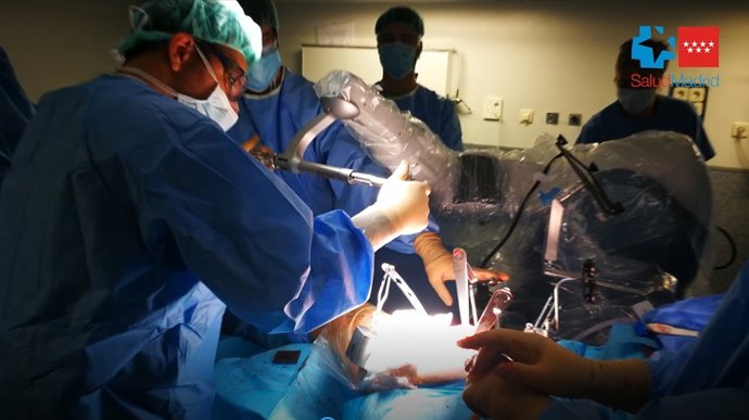 El Hospital Clínico implanta una prótesis total de cadera con cirugía robótica por primera vez en España