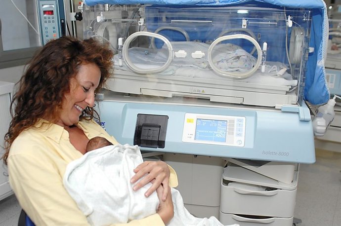 Archivo - Sanitarios recomiendan el método canguro (piel con piel)  entre madre y su bebé