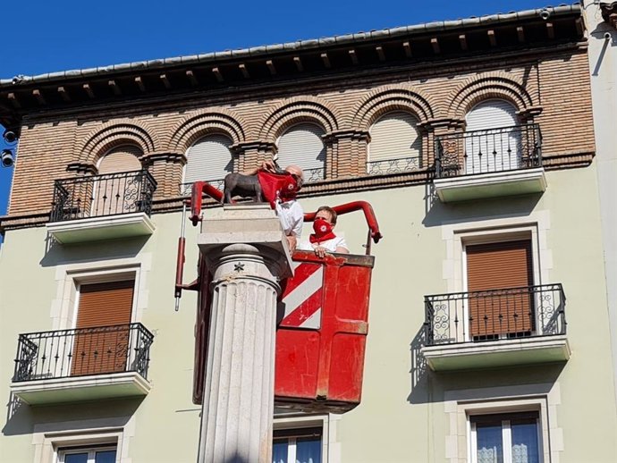 La Peña El Agüelo sube en grúa para colocar el pañuelo al Torico de Teruel, en el segundo año sin Fiestas del Ángel.