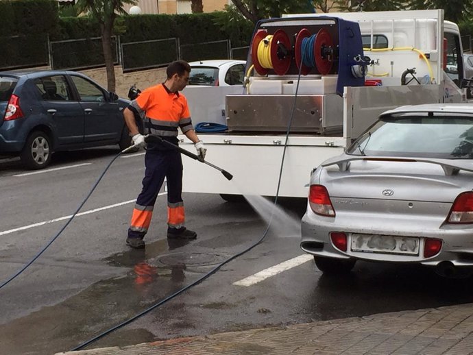 Archivo - Un operario de limpieza de calles, en una imagen de archivo