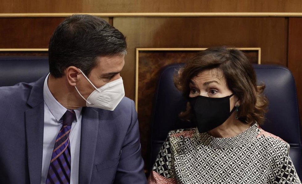 La vicepresidenta primera y ministra de la Presidencia, Relaciones con las Cortes y Memoria Democrática, Carmen Calvo, conversa con el presidente del Gobierno, Pedro Sánchez, en una sesión de control, a 16 de junio de 2021, 