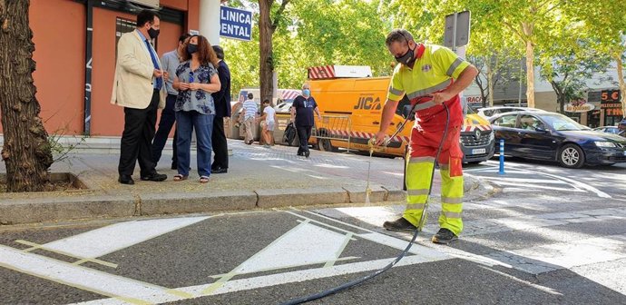 Cabrera visita los trabajos de mejora de señalización vial en Los Bermejales