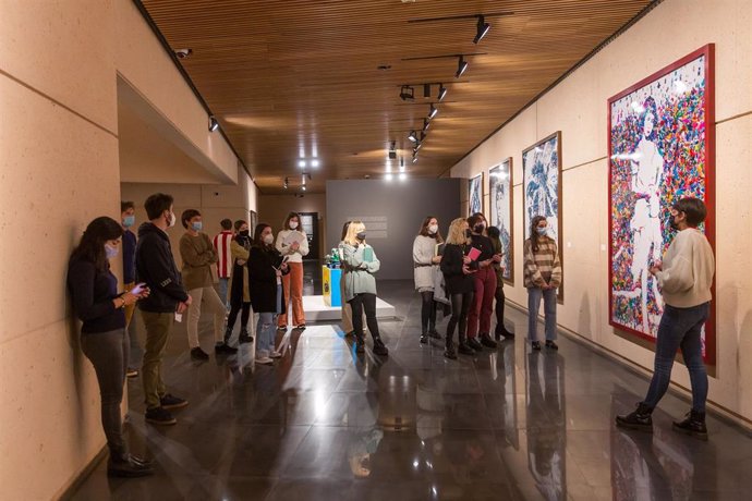 Alumnos del grado de Diseño de la Universidad de Navarra visitan la exposición de Vik Muniz en el Museo del centro académico