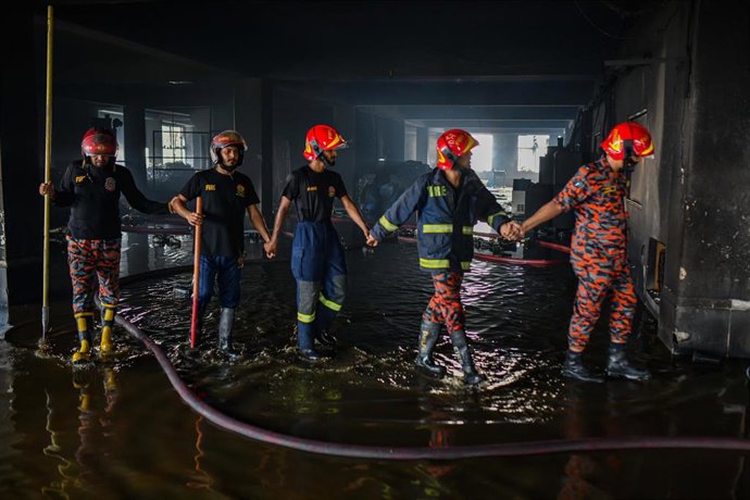 Bomberos entre los escombros de la fábrica Hashem Foods de Bangladesh 