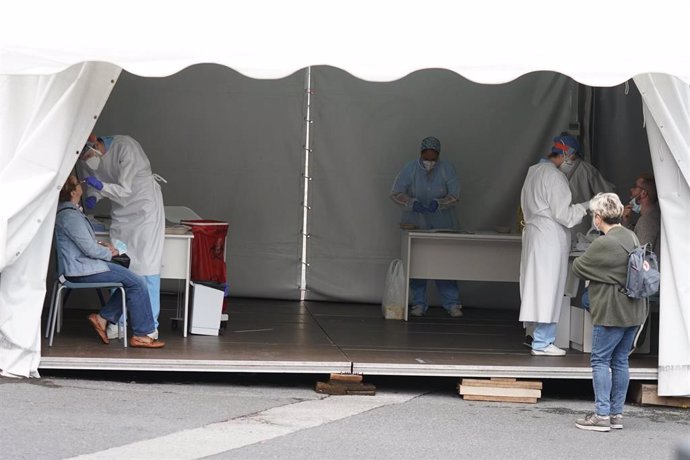 Archivo - Trabajadores sanitarios realizan test de Covid-19 en la zona habilitada en el Hospital de Basurto en Bilbao. En Bilbao, Euskadi (España), a 9 de junio de 2020.