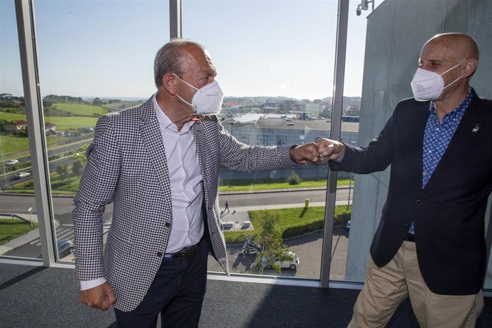 El consejero de Industria, Turismo, Innovación, Transporte y Comercio, Javier López Marcano, recibe al alcalde de San Felices de Buelna, José Antonio González Linares