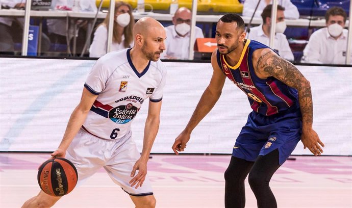 Archivo - Albert Oliver ante Adam Hanga en un FC Barcelona-Monbus Obradoiro de Liga Endesa en el Palau Blaugrana