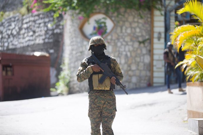 Un soldat enfront de la residncia de l'assassinat president haitiano, Jovenel Moise