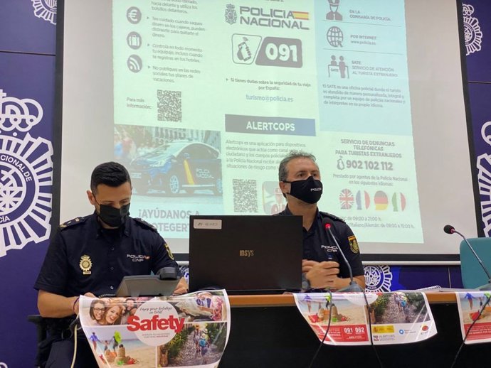Agentes de la Policía Nacional informan sobre la 'Operación Verano 2021' y el 'Plan de Turismo Seguro'