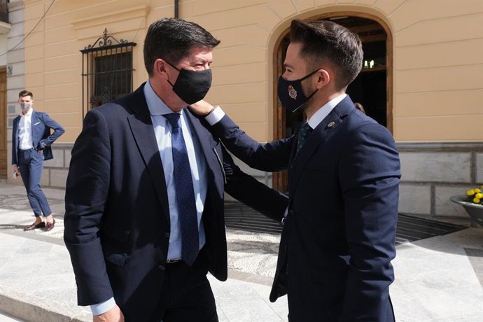 El coordinador autonómico de Ciudadanos (Cs) y vicepresidente de la Junta de Andalucía, Juan Marín (i.), ha asistido este sábado al acto de toma de posesión de Ramón Martínez como nuevo alcalde de la localidad