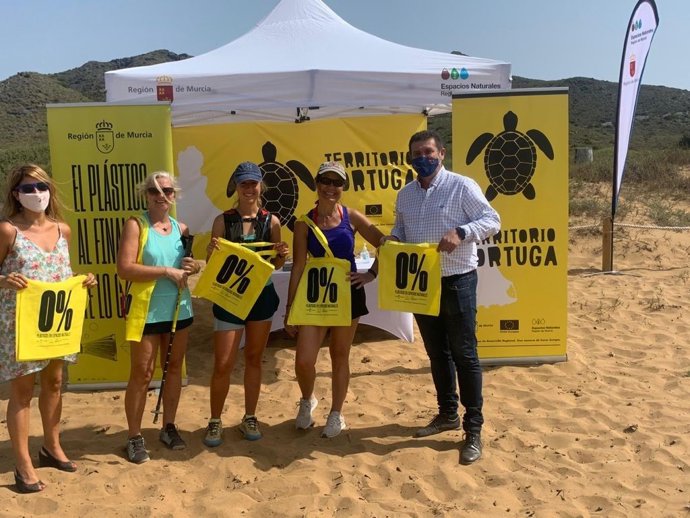 El director general de Medio Natural, Fulgencio Perona, en el stand informativo de la campaña 'Territorio Tortuga'