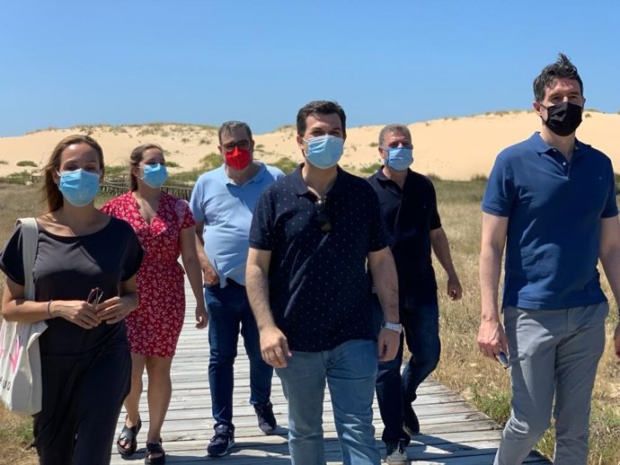 El secratario xeral del PSdeG, Gonzalo Caballero, junto a cargos del partido, vista las dunas de Currubedo, en Ribeira (A Coruña)