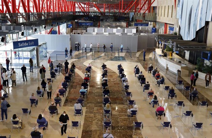 Archivo - Varias personas asisten a la vacunación masiva realiza en el Palacio de Ferias y Congresos de la capital, uno de los puntos más grandes de la comunidad andaluza donde se inoculan más viales a 05 de mayo del 2021 en Málaga. Andalucía