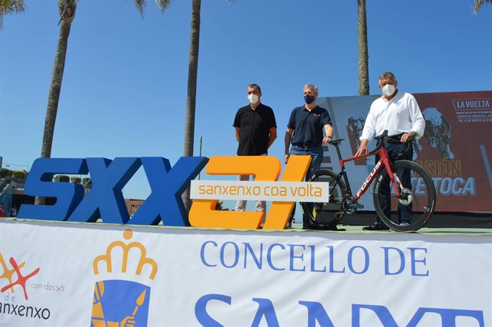 El vicepresidente primero, Alfonso Rueda; el alcalde de Sanxenxo, Telmo Martín González; y el director de 'La Vuelta 21', Javier Guillén presentan la etapa ciclista de Sanxenxo