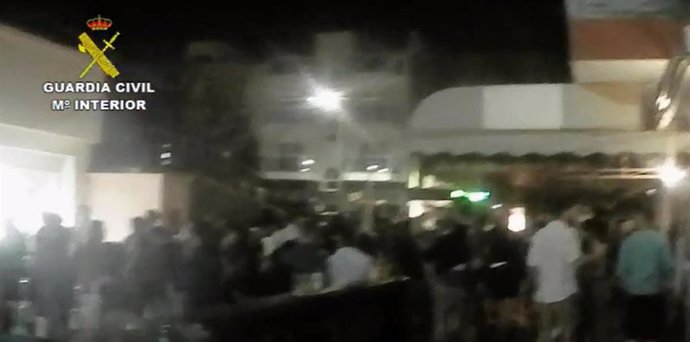 La Guardia Civil disuelve varias aglomeraciones nocturnas con cientos de personas en Fuerteventura