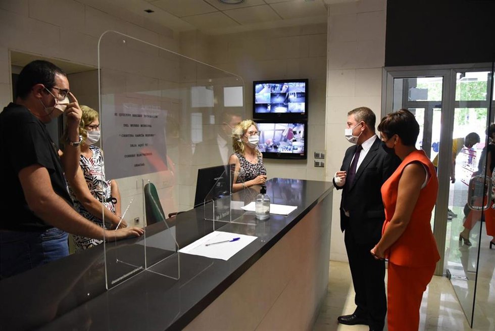 El presidente de C-LM, Emiliano García-Page, junto a la nueva ministra de Política Territorial y portavoz del Gobierno de España, Isabel Rodríguez