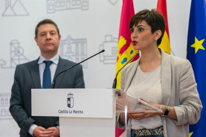 Archivo - La alcaldesa de Puertollano, Isabel Rodríguez, en rueda de prensa tras reunirse con el presidente regional, Emiliano García-Page.