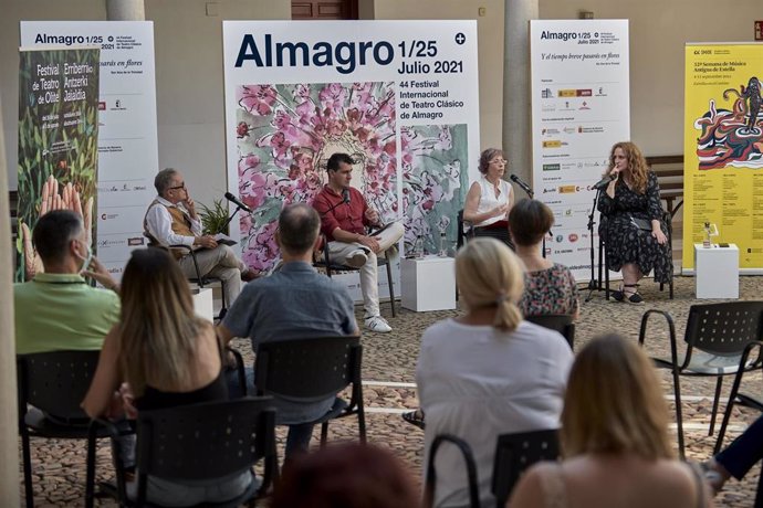 La consejera Rebeca Esnaola en la rueda de prensa del Festival del Almagro, en el que Navarra es comunidad invitada