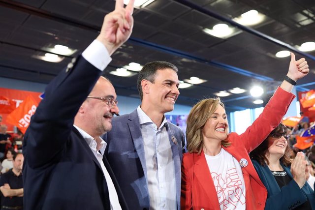 Archivo - El presidente del Gobierno de Aragón, Javier Lambán, el secretario general del PSOE y presidente del Gobierno de España, Pedro Sánchez, y la delegada del Gobierno en la comunidad, Pilar Alegría, en un acto en Zaragoza (Foto de archivo). 